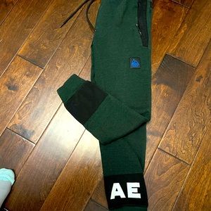 American Eagle draw string Green joggers Mens small Like New USA theme